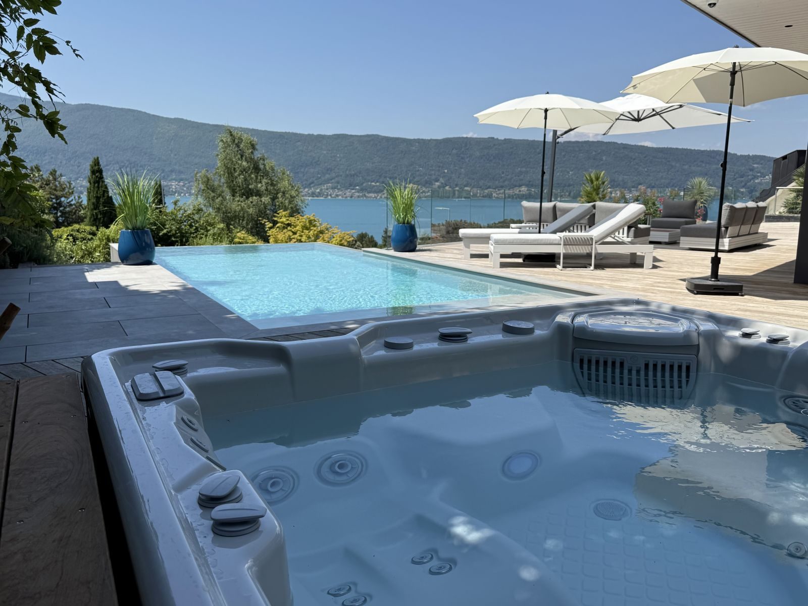 Spa and infinity pool